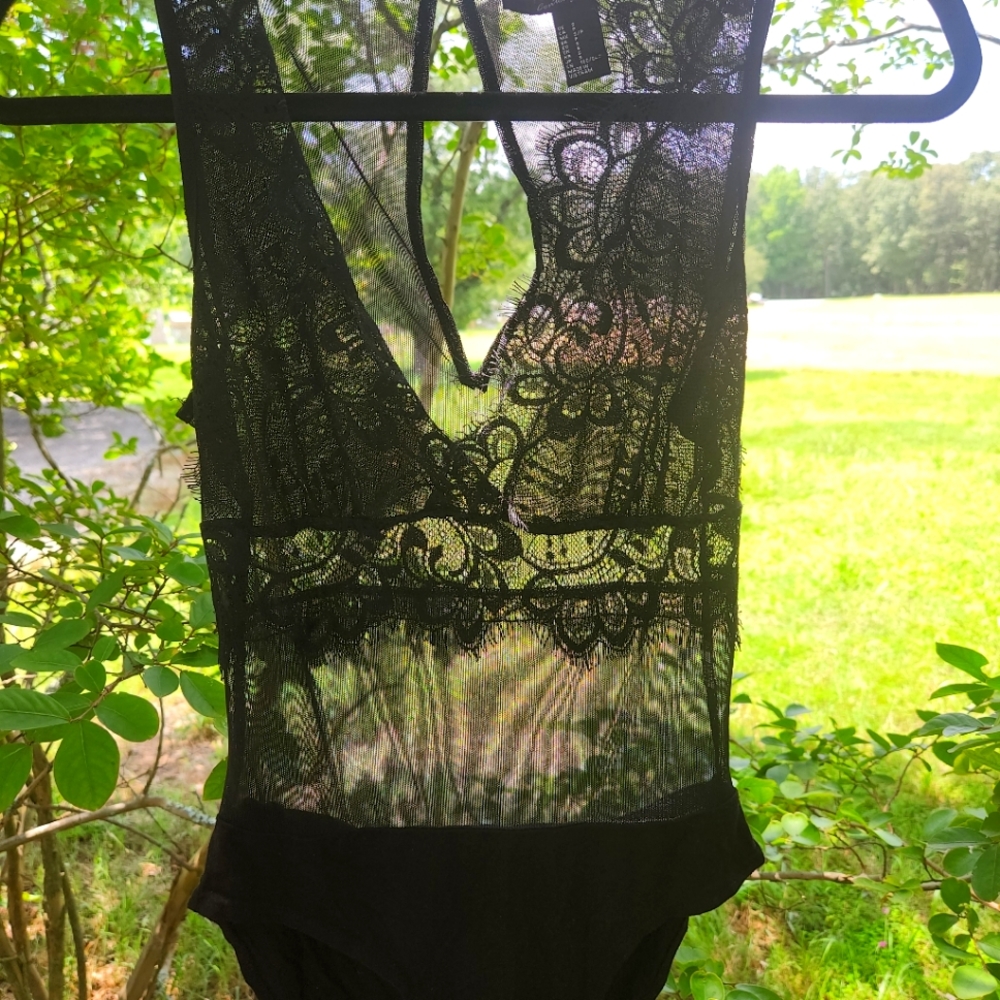 Forever 21 Contemporary Chantilly Lace Eyelash Lace Bodysuit S